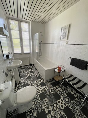 Deluxe kamer, niet-roken, uitzicht op tuin | Badkamer | Gratis toiletartikelen, een haardroger, handdoeken