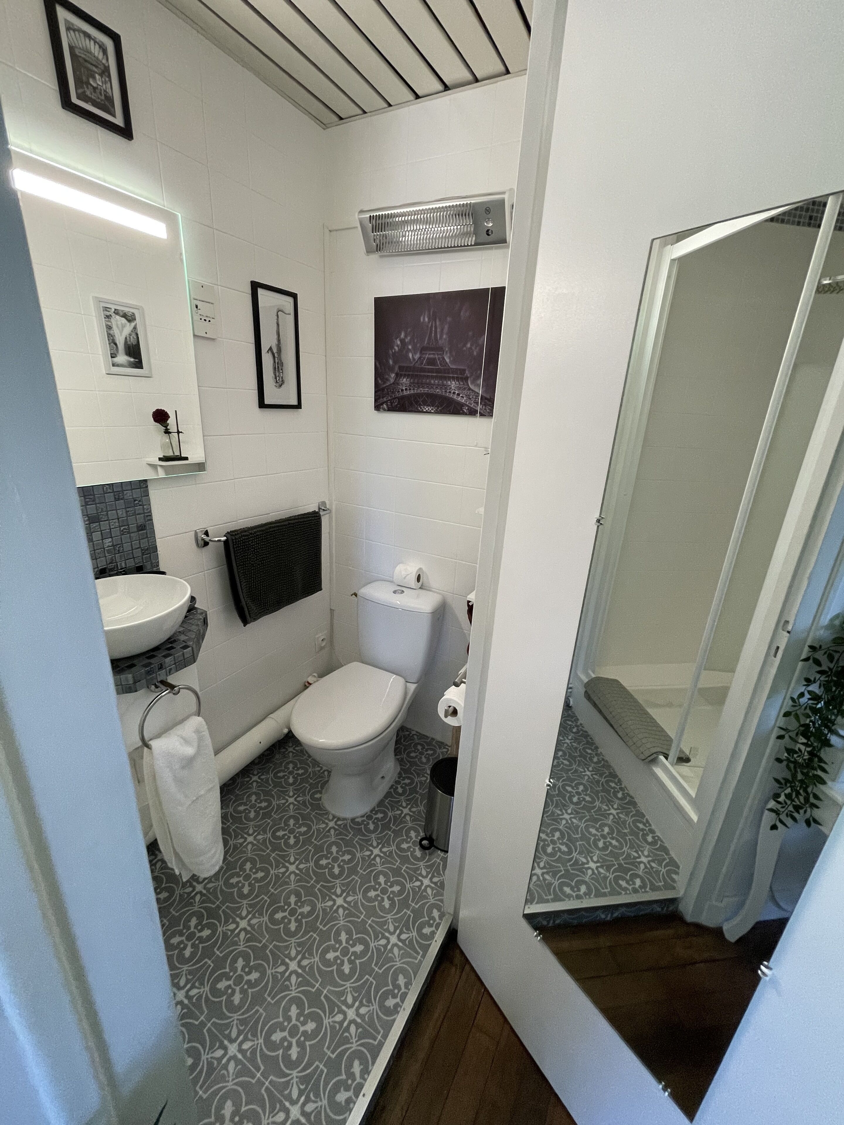 Un bagno piccolo con WC, lavabo e doccia.