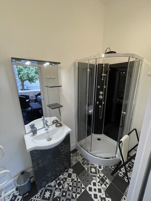 Habitación Deluxe, para no fumadores, vista al jardín | Baño | Amenidades de baño gratuitas, secadora de cabello, toallas 