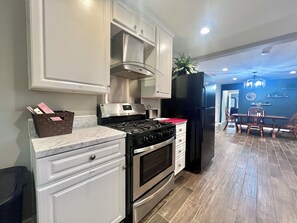 Fridge, microwave, oven, stovetop - Super Spacious Safari Retreat.. Lots of SPACE-Deck + Grill,  near Memphis/Desoto (Southaven)