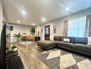 Smart TV - Super Spacious Safari Retreat.. Lots of SPACE-Deck + Grill, near Memphis/Desoto (Southaven)