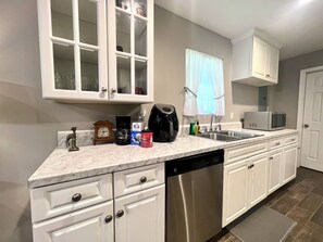 Fridge, microwave, oven, stovetop - Super Spacious Safari Retreat.. Lots of SPACE-Deck + Grill, near Memphis/Desoto (Southaven)