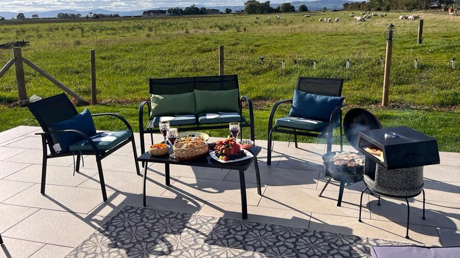 Magilligan - Cottage - Sleeps 6 - Parking - Garden