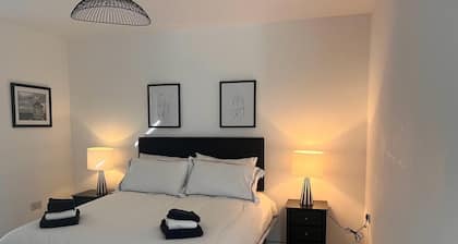 Sunset Cottage - Sleeps 6 - Parking - Garden