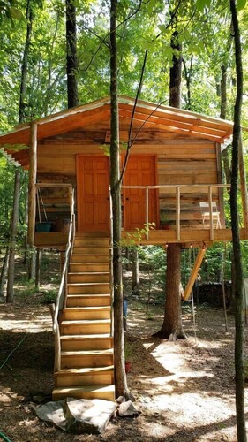 Driftwood Treehouse Cabin w/AC, Peaceful & Cozy!