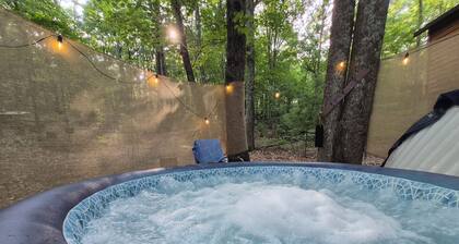 Driftwood Treehouse Cabin w/AC, Peaceful & Cozy!
