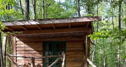 Driftwood Treehouse Cabin w/AC, Peaceful & Cozy!
