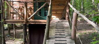Driftwood Treehouse Cabin w/AC, Peaceful & Cozy!