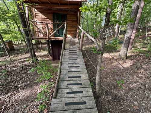 Driftwood Treehouse Cabin w/AC, Peaceful & Cozy!