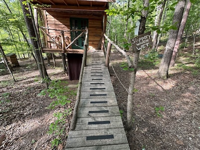 Driftwood Treehouse Cabin w/AC, Peaceful & Cozy!