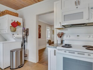 House, 2 Queen Beds (Coastal Cottage) | Private kitchen - Coastal Cottage (Savannah)