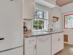 House, 2 Queen Beds (Coastal Cottage) | Private kitchen - Coastal Cottage (Savannah)