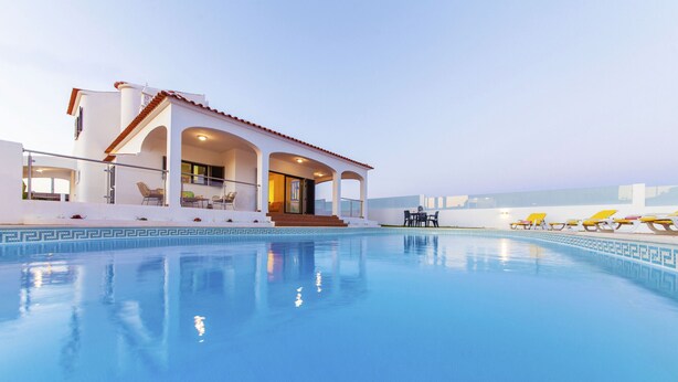 A modern poolside villa with a clear pool, outdoor seating, and a covered patio. - Spacious villa with BBQ and pool in Albufeira (Albufeira)