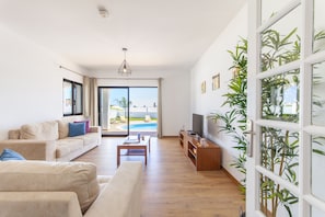 TV, DVD player - Spacious villa with BBQ and pool in Albufeira (Albufeira)