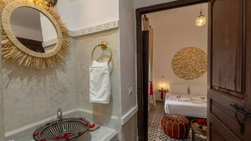 Ducha, cabezal de ducha tipo lluvia, toallas, jabón