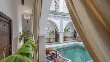 Una piscina al aire libre