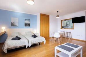 Tabla de planchar con plancha, wifi y ropa de cama 