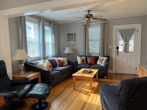 Living area - Charming Lowcountry Bungalow (Charleston)