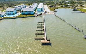 Exterior - Baydream Believer Rockport with pier and pool (Rockport)