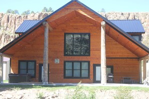 Exterior - The perfect cozy riverside getaway close to Wolf Creek Ski Area & pet friendly (South Fork)