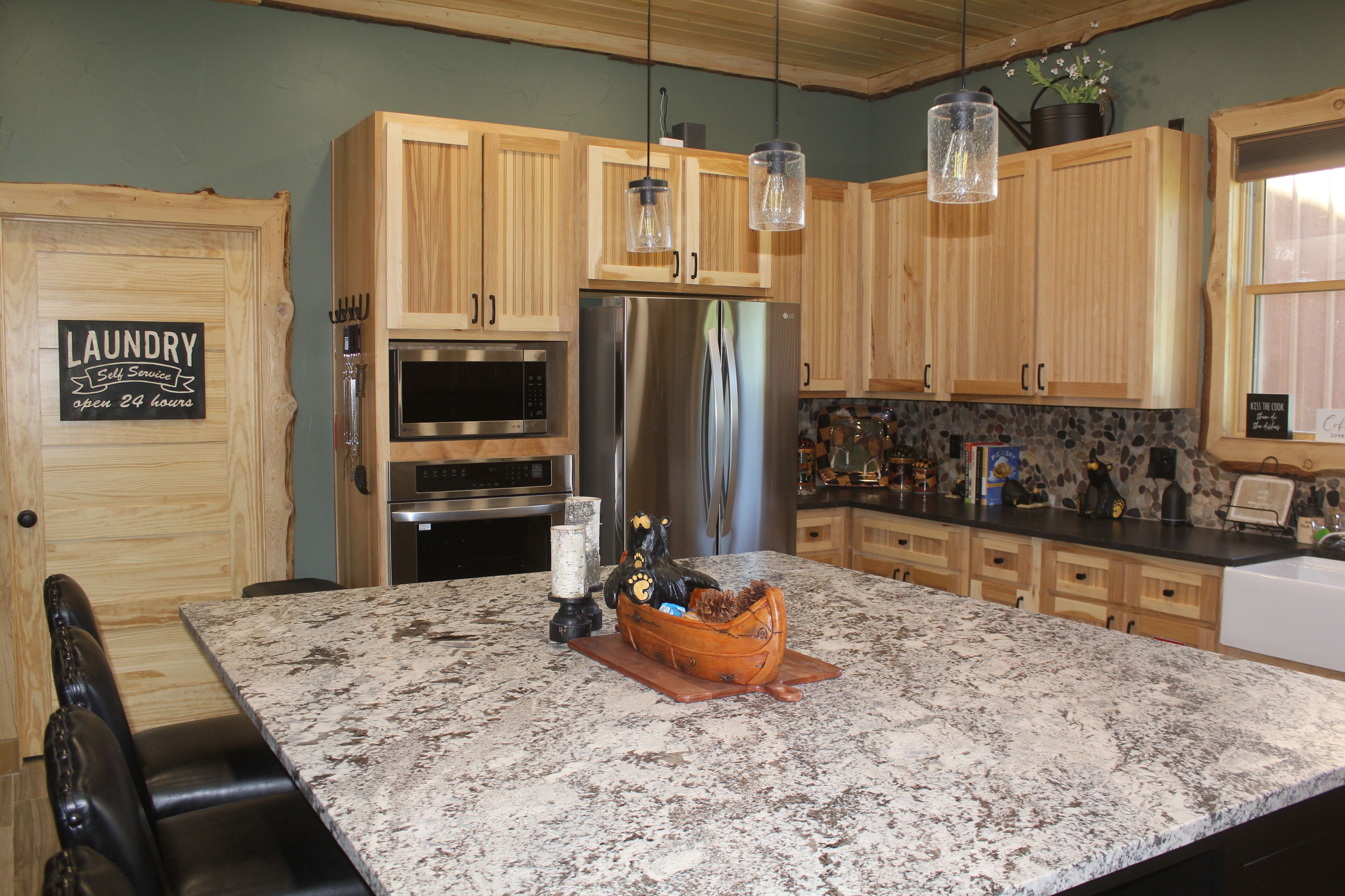 Een magnetron, een oven, een kookplaat, een vaatwasser