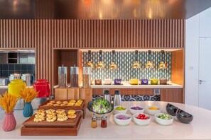 Café da manhã com buffet grátis todos os dias