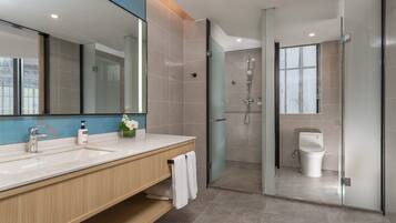 Shower, rainfall showerhead, free toiletries, hair dryer