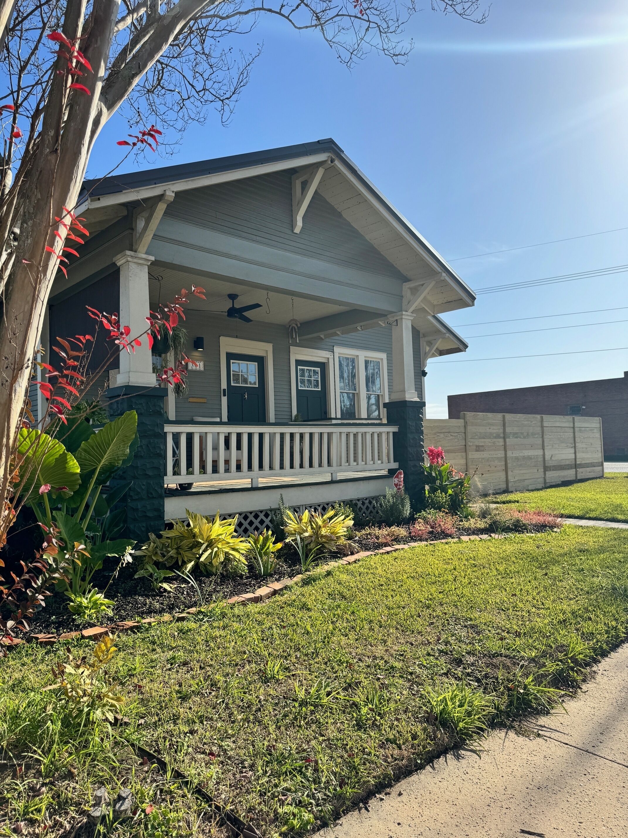 Acadian Cypress Home - downtown - walkable - private parking & yard 