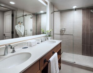 Ducha, secador de pelo, toallas y jabón