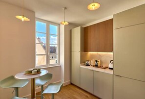 Fridge, microwave, oven, stovetop - 4-star luxurious apartment with private parking in Nevers  (Nevers)