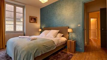 3 chambres, bureau, fer et planche à repasser, lit parapluie