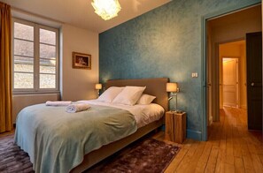 3 habitaciones, escritorio y tabla de planchar con plancha 
