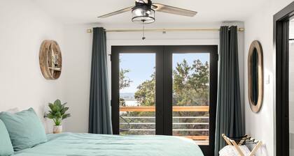 Couple's Lake View Getaway! - Kayaks, Paddle Boards + Pet Friendly -