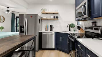 Frigorífico, microondas, horno y placa de cocina