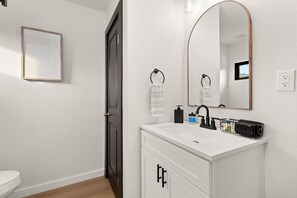 Een haardroger, handdoeken, zeep, shampoo