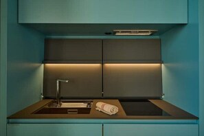 Kühlschrank, Mikrowelle, Wasserkocher mit Kaffee-/Teezubehör