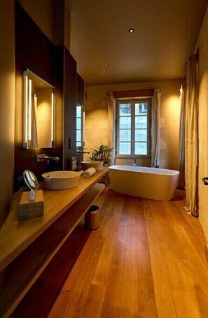 Ducha, secador de pelo, toallas y jabón