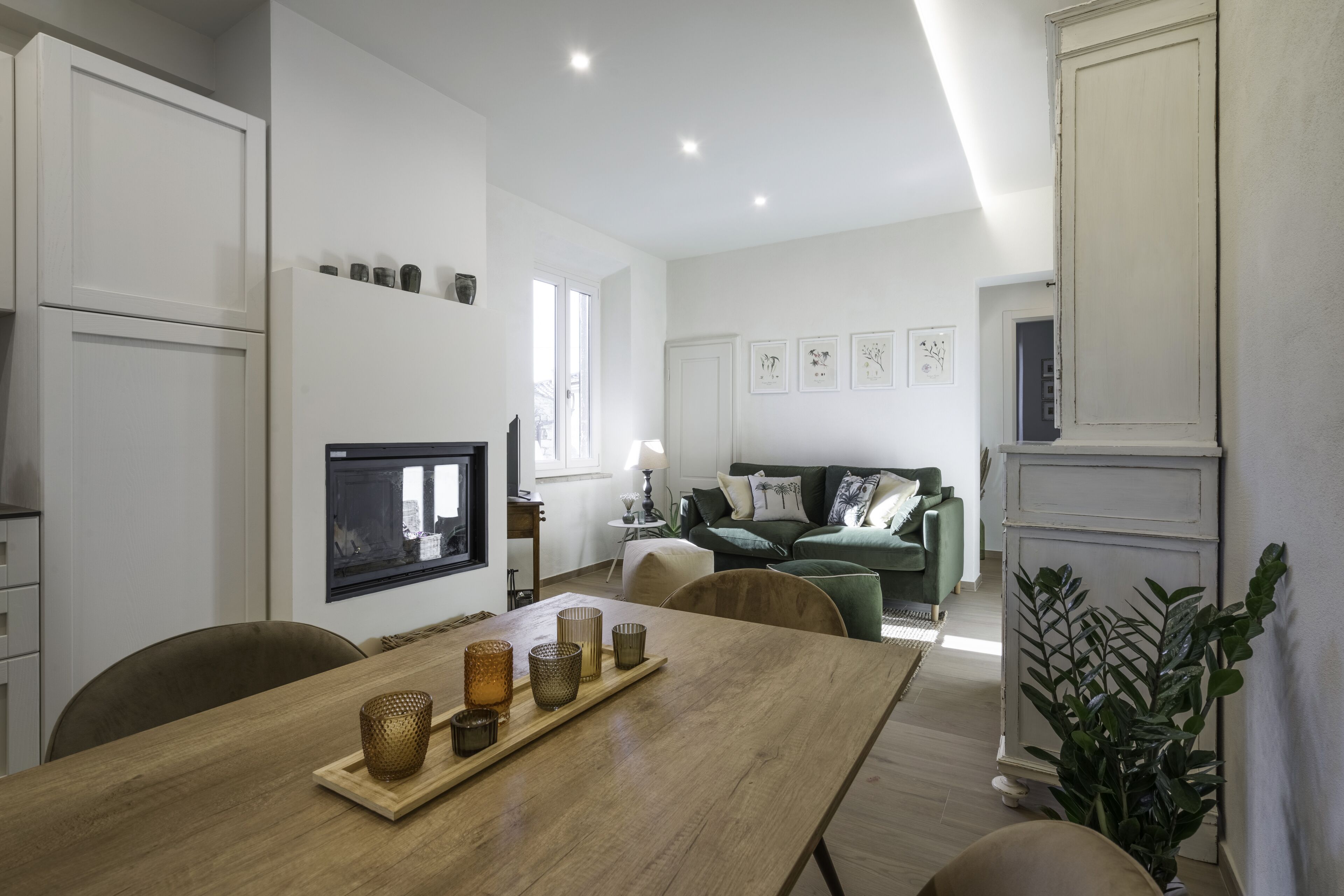 Departamento | Área de sala de estar | Smart TV de 32 pulgadas con canales por cable y chimenea 