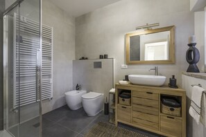 Apartment | Badezimmer | Dusche, Haartrockner, Bidet, Handtücher