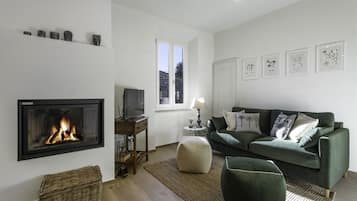 Apartemen | Area keluarga | Smart TV 32-inci dengan saluran TV kabel dan perapian