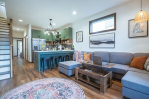 Smart TV, fireplace, stereo