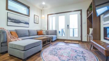 Smart TV, fireplace, stereo