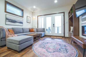 Smart TV, fireplace, stereo - Cerulean House-Cozy new construction on Snowshoe Mountain (Snowshoe)