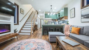 Smart TV, fireplace, stereo