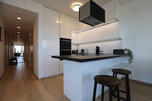 Geladeira, micro-ondas, cooktop, lava-louças