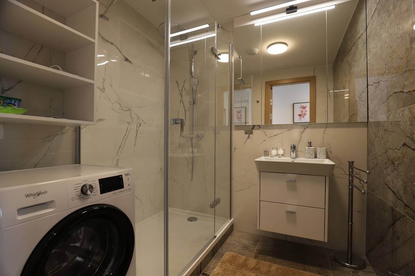 Douche, sèche-cheveux, serviettes fournies, savon