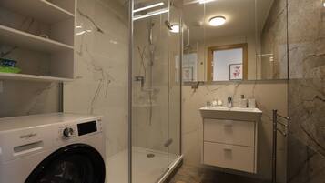 Ducha, secador de pelo, toallas, jabón