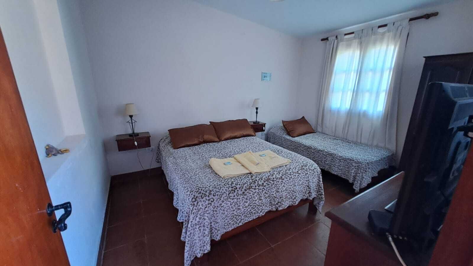 2 habitaciones y tabla de planchar con plancha 