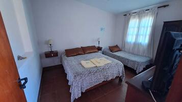 2 habitaciones y tabla de planchar con plancha