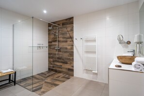 Superior Apartment | Bathroom | Shower, hair dryer, towels, soap - Résidence U Frusteru (Propriano)